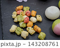 ひな祭りにひなあられと団子 143208761