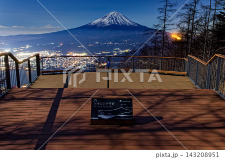 御坂山地・新道峠展望台から見る富士山と河口湖市街の夜景 143208951