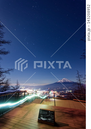 御坂山地・新道峠展望台から見る富士山の夜景と星空 143208952