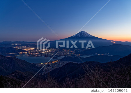 新道峠展望台から見る残照の富士山と河口湖の夜景 新道峠展望台から見る残照の富士山と河口湖の夜景 143209041