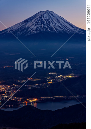 新道峠展望台から見る残照の富士山と河口湖の夜景 143209044