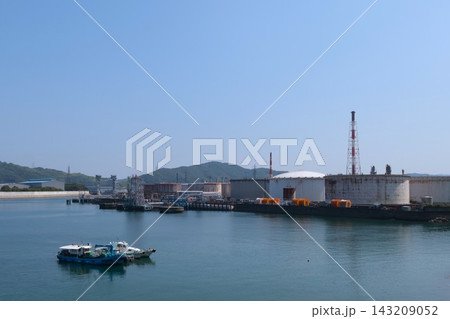 臨海工業地帯と石油貯蔵タンクの景観 143209052