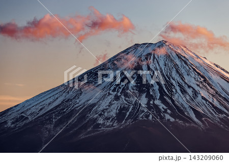御坂山地・新道峠から見る夕焼け雲と富士山 御坂山地・新道峠から見る夕焼け雲と富士山 143209060