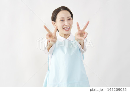 介護士女性 ピースサイン 白背景 介護士女性 ピースサイン 白背景 143209083