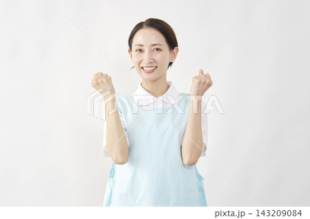 介護士女性 ガッツポーズ 白背景 介護士女性 ガッツポーズ 白背景 143209084