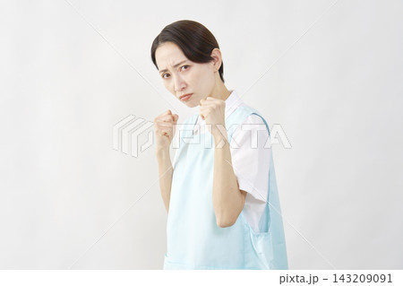 介護士女性 ファイティングポーズ 白背景 介護士女性 ファイティングポーズ 白背景 143209091