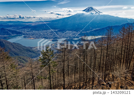 御坂山地・中藤山から見る富士山と河口湖 御坂山地・中藤山から見る富士山と河口湖 143209121