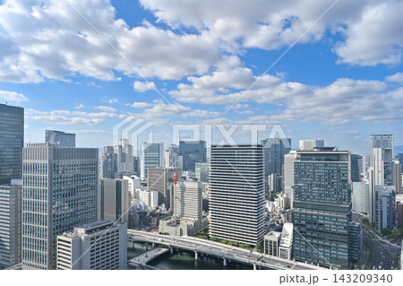 青空に広がる大阪・淀屋橋の高層ビル群と川沿いの都市景観【大阪風景写真】 143209340