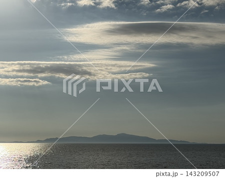 兵庫県淡路島から望む瀬戸内海と幾重にも重なる雲 143209507