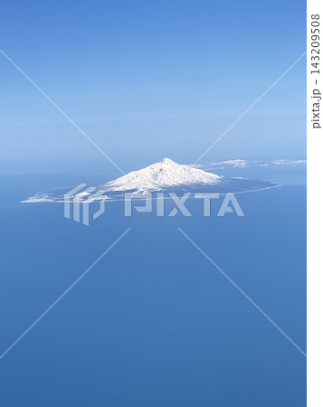 北海道の上空から望む雪化粧した利尻富士と青い日本海 143209508