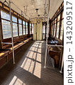 ミラノのレトロな路面電車の車内と木製座席 143209517