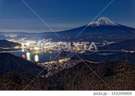 新道峠展望台から見る河口湖の花火と月明りの富士山 新道峠展望台から見る河口湖の花火と月明りの富士山 143209909