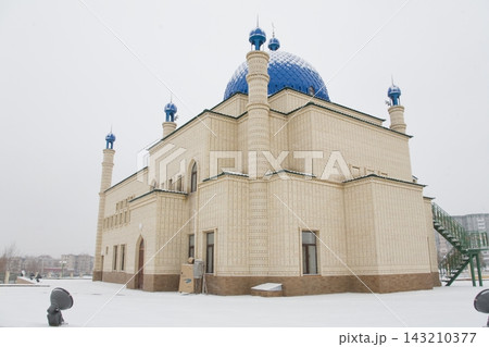 Beautiful Muslim mosque in blue skies and grass 143210377