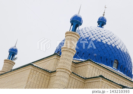 Beautiful Muslim mosque in blue skies and grass Beautiful Muslim mosque in blue skies and grass 143210393