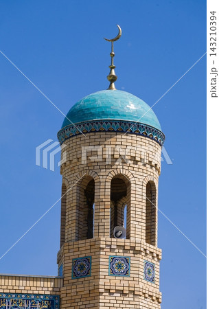 Beautiful Muslim mosque in blue skies and grass Beautiful Muslim mosque in blue skies and grass 143210394