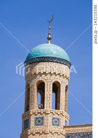 Beautiful Muslim mosque in blue skies and grass 143210398