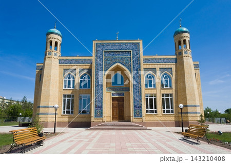 Beautiful Muslim mosque in blue skies and grass Beautiful Muslim mosque in blue skies and grass 143210408