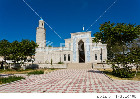 Beautiful Muslim mosque in blue skies and grass Beautiful Muslim mosque in blue skies and grass 143210409