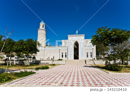 Beautiful Muslim mosque in blue skies and grass 143210410