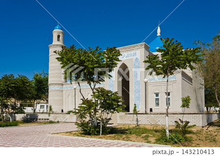 Beautiful Muslim mosque in blue skies and grass Beautiful Muslim mosque in blue skies and grass 143210413
