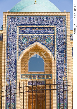 Beautiful Muslim mosque in blue skies and grass Beautiful Muslim mosque in blue skies and grass 143210416
