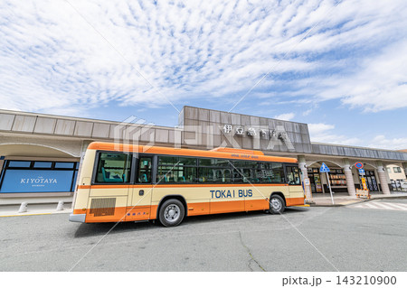 静岡県下田市 伊豆急行下田駅と停車する東海バス 静岡県下田市 伊豆急行下田駅と停車する東海バス 143210900