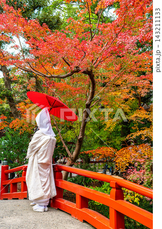 【神奈川県】鶴岡八幡宮の紅葉を背景にした結婚式の前撮り 143211133