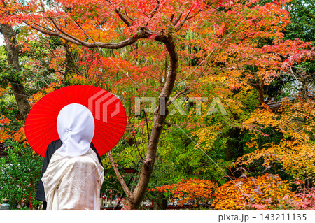 【神奈川県】鶴岡八幡宮の紅葉を背景にした結婚式の前撮り 【神奈川県】鶴岡八幡宮の紅葉を背景にした結婚式の前撮り 143211135