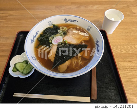 チャーシューと海苔がのった醤油ラーメン チャーシューと海苔がのった醤油ラーメン 143211201