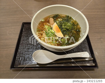 夜食に味わう夜鳴きそば 143211203