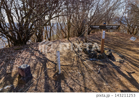 冬枯れの御坂山地・黒岳山頂の風景 143211253