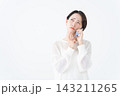 スマホで話す女性 143211265