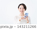 スマホを使う女性 143211266
