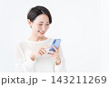 スマホを使う女性 143211269