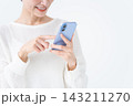 スマホを使う女性 143211270