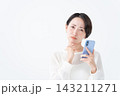スマホを使う女性 143211271