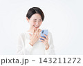スマホを見て驚く女性 143211272