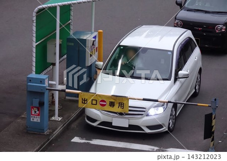 交通イメージ 有料駐車場のゲートを出る車 交通イメージ 有料駐車場のゲートを出る車 143212023