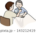 男性の食事介助をする男性 143212419