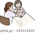 女性の食事介助をする女性 143212420