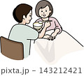 女性の食事介助をする男性 143212421
