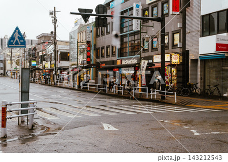 雨の日、ビニールの傘越しに見る駅前ロータリー 143212543
