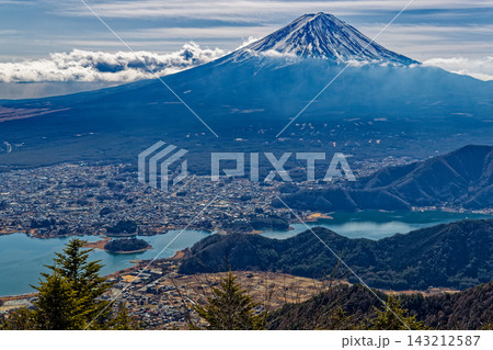 新道峠展望台から見る富士山と河口湖 143212587
