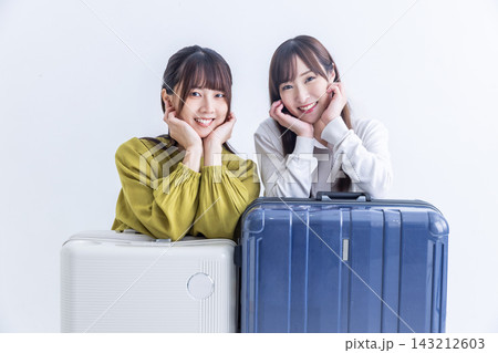 スーツケースを持つ女性 スーツケースを持つ女性 143212603