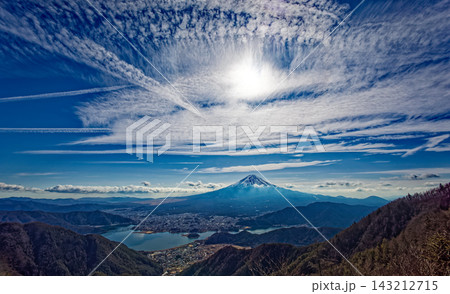 新道峠展望台から見る富士山と河口湖 143212715