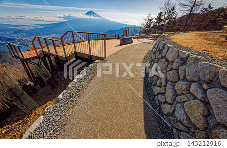 御坂山地・新道峠展望台と午後の富士山 143212916