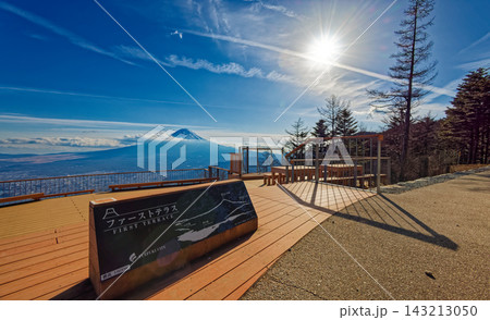 御坂山地・新道峠展望台と午後の富士山 143213050