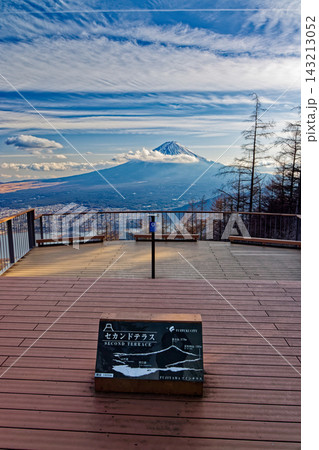 御坂山地・新道峠展望台と午後の富士山 143213052