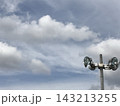 空を見上げる街灯 143213255