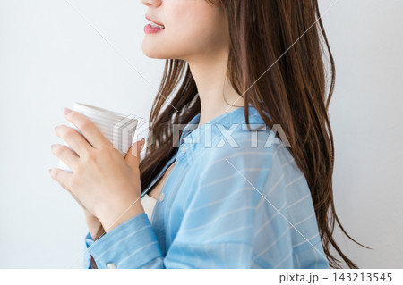 窓辺でホットドリンク,お茶,コーヒーを飲む若いアジア人女性 窓辺でホットドリンク,お茶,コーヒーを飲む若いアジア人女性 143213545